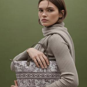 [헤지스ACC] 시그니처 H뜨왈 브라운 토트겸숄더백 M HIBA6E641W2