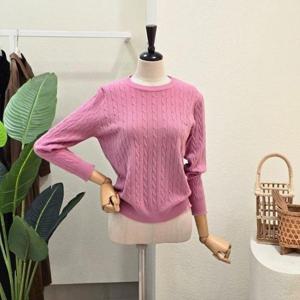 [포커스]FW5J3KT31396_펜던트 꽈배기 라운드 니트