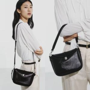 [헤지스ACC] 블랙 단색 가죽 숄더백 HIWA6E640BK