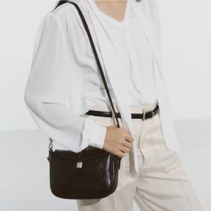 [헤지스] [H-NUT] 브라운 단색 가죽 숄더백 HIWA6E641W3