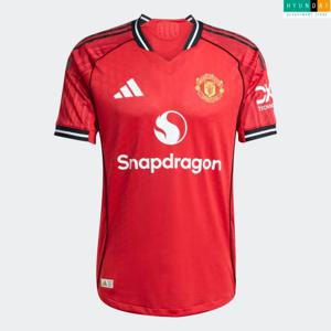 아디다스 현대백화점 [MAN] 맨체스터 유나이티드 25/26 홈 어센틱 저지 JI7429 인기반팔티 [현대백화점 쇼핑백 증정]