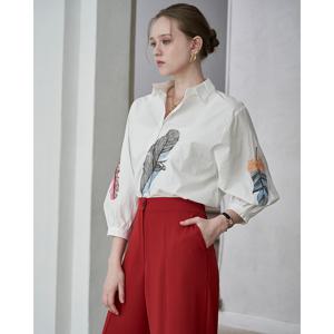 [르니앤맥코이]깃털 자수 볼륨소매 셔츠 MM03BL074FCY