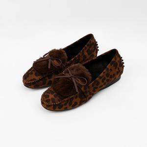 [신난다슈] 여성 털 로퍼 단화 1cm 여자 리본 모카신 토끼털 기모 스웨이드 GDR253044 레오파드