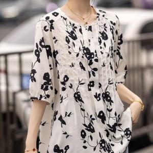 [패션시그널] 링클패턴 플라워 라운드넥 블라우스 6E9EC9