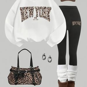 TEMU 세련된 여아용 야외 투피스 세트. 클래식한 프린트의 흰색 배경 긴팔 상의와 레터 프린트가 있는 검은색 슬림핏 바지로 구성되어 있습니다. 부드럽고 패셔너블하며, 섬세한 피부 친화적인 촉감으로 야외 활동에 적합합니다.