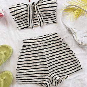 TEMU 2개 세트: 할터넥과 리본이 있는 화려한 크롭탑과 신축성 있는 허리 쇼츠, 새해 의상, 겨울 여성 의류, 연말 파티 의상, 서양식 여성 의류, 겨울 2개 세트, 파티 여성 의류, 휴일 의상, 섹시한 여성 의류, 크리스마스 의상, 축제용 여성 의류