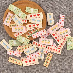 TEMU 꽃/하트 패턴이 있는 20개 소형 패브릭 라벨 세트 (약 2-5cm). 가방, 스카프 등 프로젝트에 적합하며 접착식 뒷면이 없습니다.