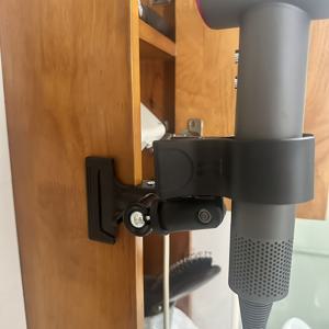 TEMU 클립형 후크가 있는 200g 고강도 금속 헤어드라이어 홀더, 벽에 부착 및 부유식 설계, 헤어드라이어 보관 문제를 효과적으로 해결하고 바닥으로 떨어지는 걱정을 없애며, 초강력 그립으로 손을 자유롭게 하여 헤어드라이기 사용 시 편리함 제공