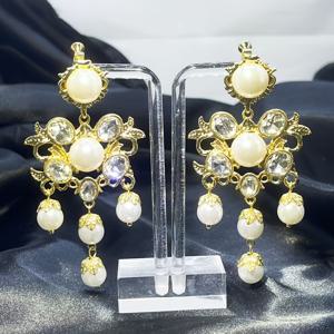 TEMU 파티를 위한 세련된 감각을 제공하는 우아한 긴 속이 빈 잎 모양 귀걸이. 귀에 뚫음을 필요 없이 클립형으로 착용할 수 있도록 디자인되었습니다.