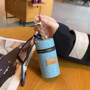 TEMU 스카프가 돋보이는 새로운 미니 직조 립스틱 파우치, 컴팩트하고 섬세한 디자인으로 립스틱, 이어버드, 동전, 열쇠 및 일상 필수품을 쉽게 보관할 수 있습니다. 여행에 적합한 가벼운 무게와 빈티지 엘레강스 스타일로 세련된 취향을 보여줍니다. 패셔너블하고 다용도로 활용 가능합니다