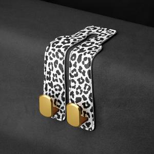 TEMU 프린트 자동차 시트 후크. 스타일리시한 PU 가죽 + 튼튼한 골든 메탈 후크 디자인. 10kg까지 견딤. 핸드백, 쇼핑백, 일상용품 걸이용. 여성 차량 소유자를 위한 트렌디한 인테리어 액세서리. 대부분의 차종과 호환.