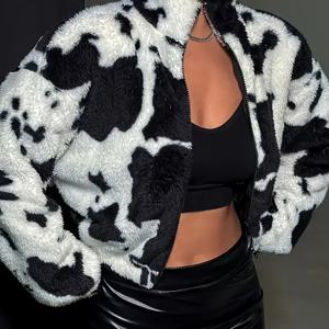 TEMU 이 가을 겨울 여성용 소가죽 프린트 플러시 코트 세트는 편안한 인조 소재와 따뜻한 플리스 디자인을 특징으로 합니다. 긴소매 지퍼업 재킷에는 실용적인 디테일이 포함되어 있습니다.