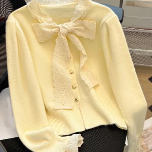 TEMU 라이트 옐로우 & 레드 레이스 트림이 있는 봄 카디건. 달콤한 하트 모양 버튼과 리본이 특징이며 가을, 겨울에 완벽하며 크리스마스 쿠키 교환 선물로 이상적입니다.