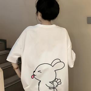 TEMU 플러스 사이즈, 여성용 오버사이즈 한국 일본 스타일 티셔츠 - 귀여운 애니메이션 토끼 & 일본어 텍스트 프린트, 플러스 사이즈 라운드넥 반팔 캐주얼 탑, 봄 여름 가을 레이어링에 적합한 통기성 편안한 핏, 카와이 한국 패션 캐주얼 의상, 화이트 토끼 디자인의 솔리드 블랙, 세탁기 사용 가능, 여성용 릴렉스 핏, 한국과 일본 패션 영감