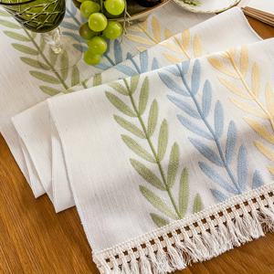 TEMU 태슬이 달린 자수 꽃덩이 디자인의 화이트 테이블 러너. 산뜻하고 로맨틱한 미학을 담고 있습니다. 주방, 식사 공간, 커피 테이블, 결혼식 및 일상적인 장식에 이상적입니다.