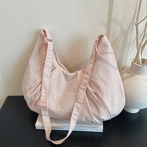 TEMU 이 미니멀리스트하고 다재다능한 나일론 단색 주름 숄더백은 넉넉한 크로스바디백으로, 대학 스타일의 만두 디자인을 특징으로 합니다. 지퍼 패브릭으로 제작되어 캐주얼한 외출에 완벽하며 핸드백, 짐백, 요가 가방으로도 사용할 수 있습니다.