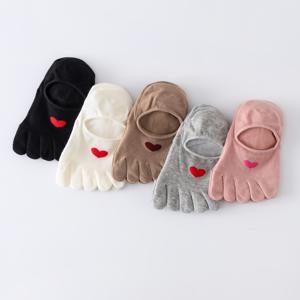 TEMU 여성용 5켤레 발가락 분리형 디자인 통기성 메쉬 양말 - 보이지 않는 발가락 캡, 땀 흡수성 숏 튜브 발목 양말, 여름, 봄/가을, 헬스장, 캐주얼 복장에 적합 - 컬러풀 (귀여운 레드 하트)