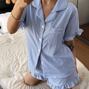 TEMU 발렌타인데이 여성용 파자마 세트 2pcs, 블루 프린트 러플 반팔 상의와 반바지로 구성되어 있으며, 편안한 버튼업 칼라와 탄성 있는 허리 밴드 바지로 캐주얼 홈웨어에 적합합니다.