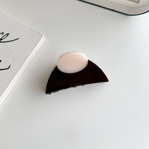 TEMU 여름과 겨울에 완벽한, 쉬운 스타일과 세련된 단색 디자인의 중간 크기 8.5CM 원피스 헤어 클립입니다. 이 우아하고 고품질의 상어 클립은 아세테이트 소재로 제작되었으며, 메이크업 및 세안에 적합합니다.