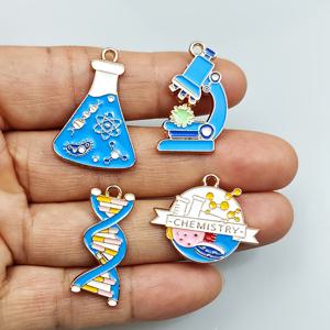 TEMU 8개 세트 현미경 실험실 펜던트 - 과학 테마 현미경 슬라이드 참, 목걸이, 귀걸이, 키체인 & 가방 액세서리용 - 미생물학자 선물, 화학 애호가를 위한 DIY 합금 실험실 장비 참
