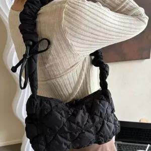 [하프클럽/]겨울 패딩 숄더백 데일리 여성 숄더백 미니 폼폼 스트랩