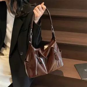 [옷자락]여자 투웨이 탈부착끈 지퍼 유광 가죽 데일리 숄더백