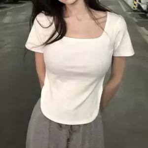 스퀘어넥 스퀘어넥티셔츠 반팔트임티셔츠 여름트임티셔츠 트임 여름티셔츠 반팔 트임 여름 스퀘어넥 티셔츠