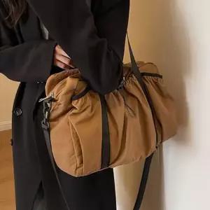 여자 직장인 데일리 백 출근 룩 숄더 소지품 가방