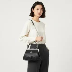 비비안웨스트우드 26SS GRANNY FRAME PURSE 4B010007W S000D N403) 그래니 프레임 펄스 백)