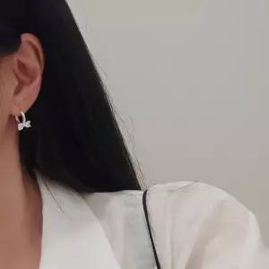 실버925 국내제작 스톤 리본 원터치 심플 데일리 이어링 은 귀걸이 SILVER) 은귀걸이 귀걸이