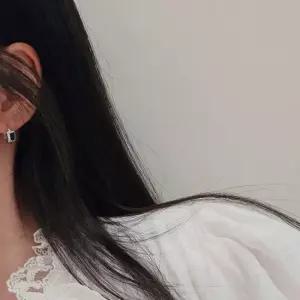 실버925 국내제작 사파이어 포인트 원터치 시크한 귀걸이 데일리 은귀걸이 SILVER) 은귀걸이