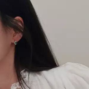 실버925 국내제작 영롱한 에메랄드 포인트 블링블링 물방울 모양 은 귀걸이 SILVER)