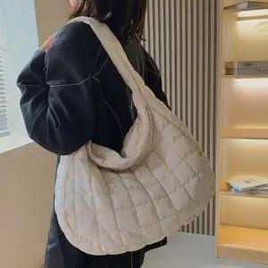퀄팅 크로스 구름백 보부상가방 아이보리 제니가방 구름백 퀄팅백 보부상가방