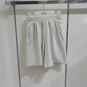 [소이]5.5부 원턱 버뮤다 반바지 25M0235_KG
