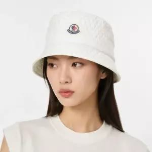 몽클레어 로고 패치 퀄티드 버킷햇 3B00027-788K4-032