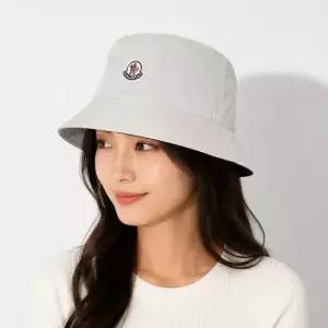 몽클레어 로고 패치 리버시블 여성 버킷햇 3B00033-54A1K-20N