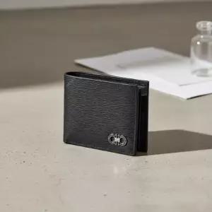 페라가모 MUST IT_SS26 남성 간치니 반지갑66 A064 NERO FJORD BLUE 0685979