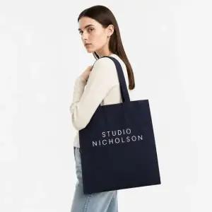 스튜디오니콜슨 공용 레터링 로고 다크네이비 토트백 SNW 217 DARK NAVY