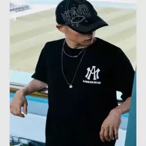엄브로 UR221ORS42 BLK0 라운드티셔츠 카라티셔츠 UMB X AFTERMATH 반팔 티셔츠 블랙 42 6353735