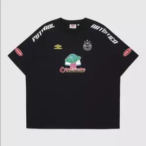 엄브로 HBL 풋볼 푸치보우 프레쉬 반팔 티셔츠 /  BLACK UR221CRS54