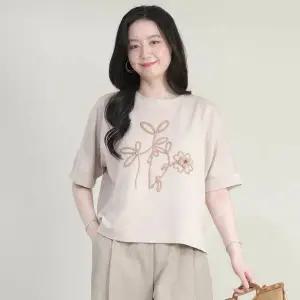 애비뉴투지 엄마옷 입체 플라워 자수 루즈핏 스판 여성 봄 여름 5부 반팔 티셔츠 A05626