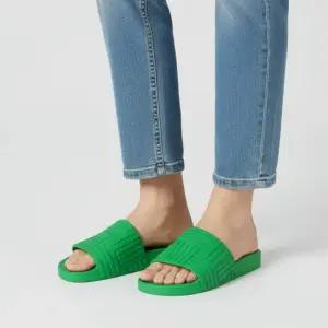 보테가베네타 카펫 러버 여성 슬라이드 샌들 690039 V1O60 3708