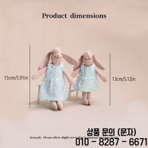 H 13Cm&15Cm 파란색 치마를 입은 토끼 피규어는 인형의 집 장식에 적합합니다.