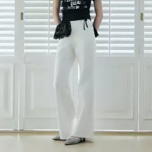 [에고이스트] [BLUE LABEL] 사선 컷팅 부츠컷 데님팬츠 (ER2ODP57-T)