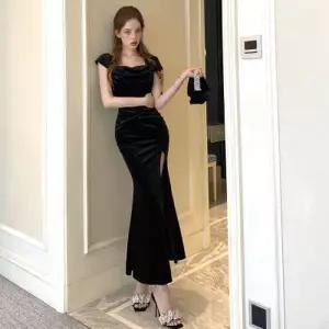 [텐바이텐]블랙 드레이프 넥라인 컷아웃 디테일 벨벳 드레스