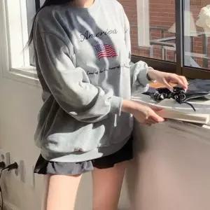 [하프클럽/]여성 루즈핏 아메리카 롱슬리브 긴팔 자수 맨투맨 티셔츠