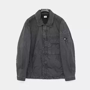 [CP COMPANY]CP컴퍼니 26SS 렌즈와펜 50 필리 왁스드 집업 오버셔츠 남성 자켓 20CMOS160A 110543D 999