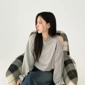 [하프클럽/]여성 라운드넥 원숄더 트임 크롭 맨투맨 티셔츠
