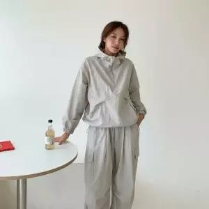 [하프클럽/]여성 포켓 절개 디자인 반집업 후드 바람막이