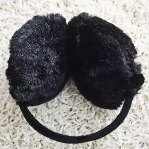 푹신 기모 귀마개 한파대비 막개 팬시 꽃샘추위 블랙 겨울 털뭉치 귀도리 귀덮개 방한